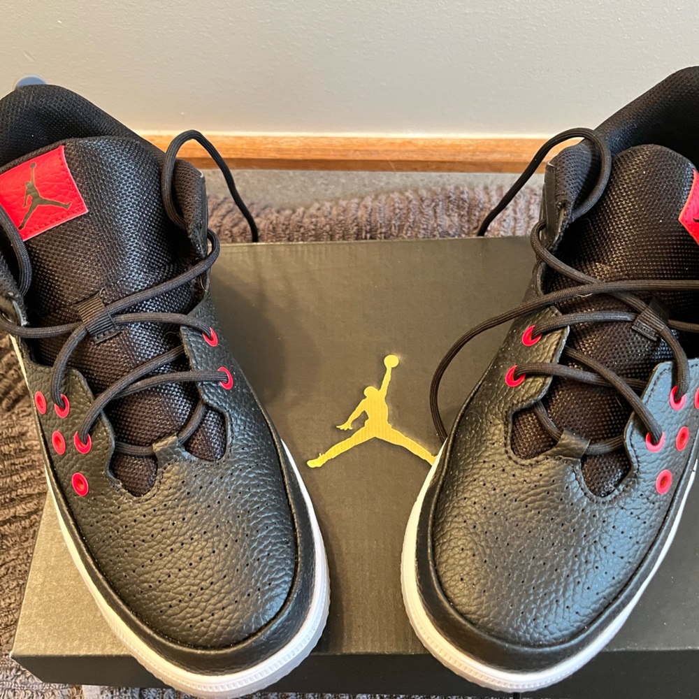 Jordan Max Aura 5 size 7y women's 8.5. New in Box